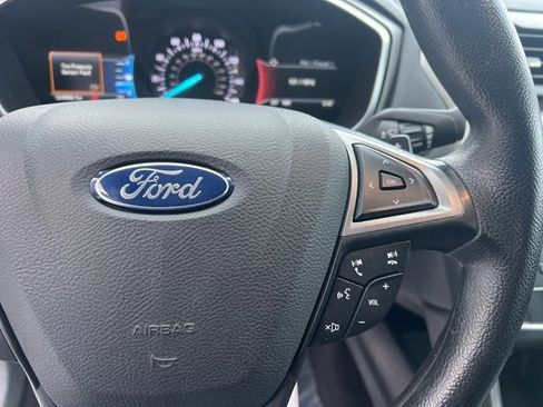 Used 2017 Ford Fusion SE w/ Fusion SE Technology Package image 27
