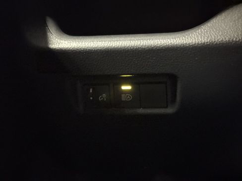 Used 2022 Toyota RAV4 LE AWD/4WD image 18