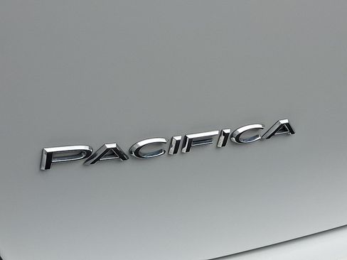 Used 2024 Chrysler Pacifica Touring-L FWD image 23