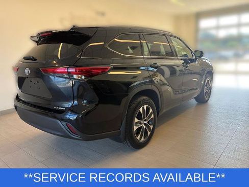 Used 2022 Toyota Highlander XLE AWD/4WD image 4