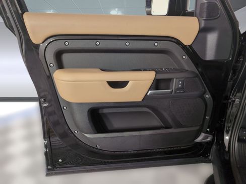 Used 2025 Land Rover Defender 130 S image 11