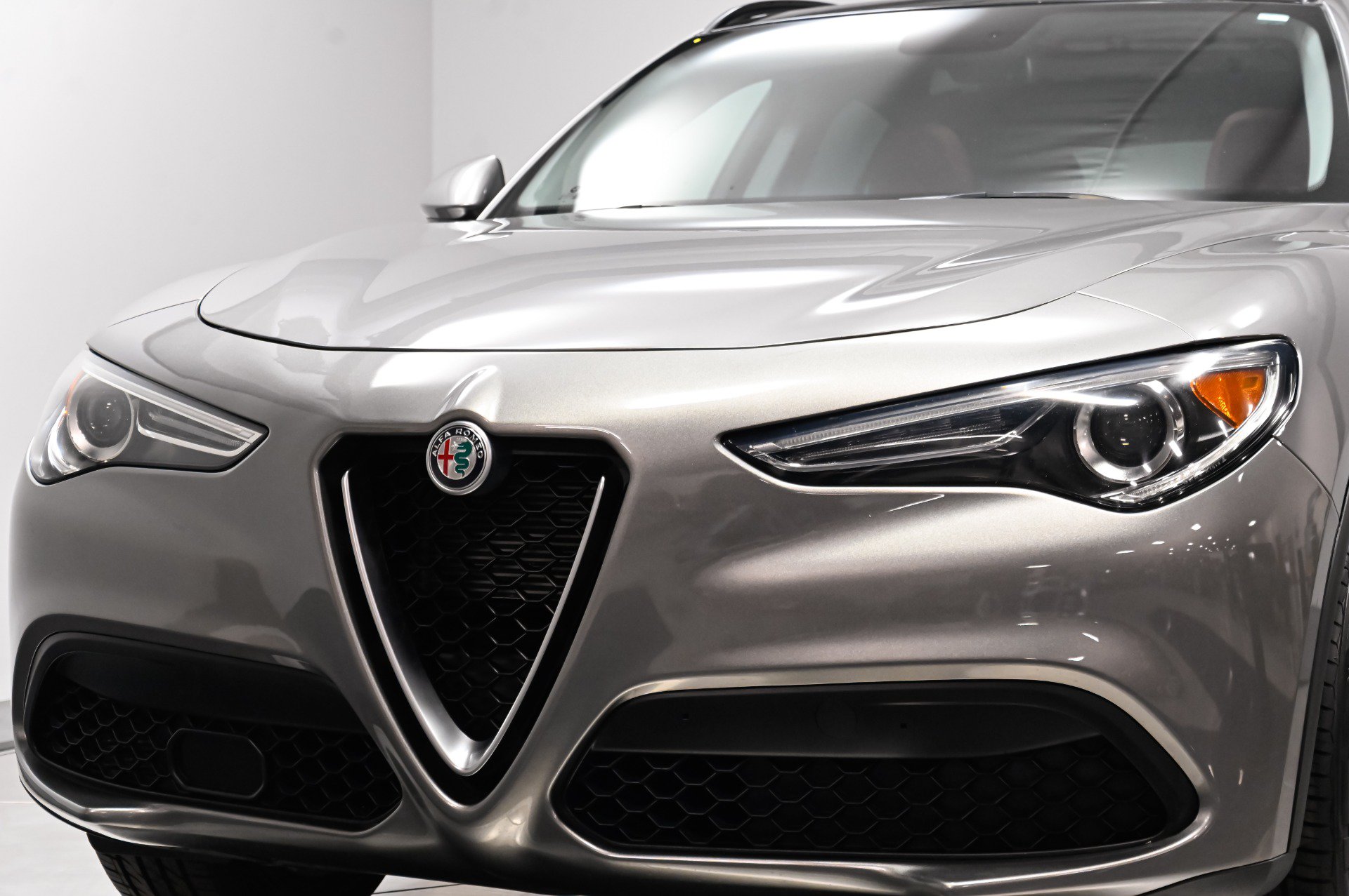 Used 2018 Alfa Romeo Stelvio Sport w/ Quick Order Package 22J Sport AWD/4WD image 39
