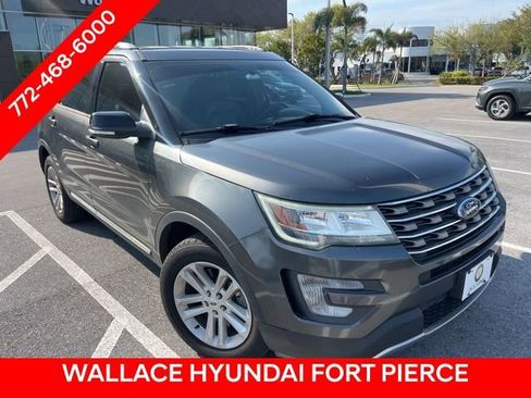 Used 2017 Ford Explorer XLT image 3