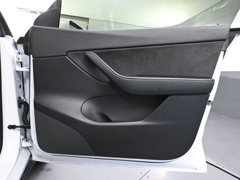 Used 2022 Tesla Model Y Long Range image 37