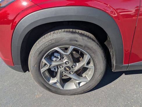 Used 2025 Chevrolet Trax LT w/ LT Convenience Package image 13