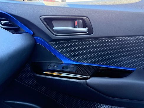 Used 2022 Toyota C-HR XLE image 10