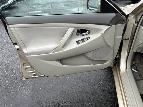 Used 2010 Toyota Camry LE FWD image 12