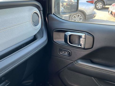 Used 2025 Jeep Wrangler Sahara image 36