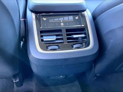 Used 2023 Volvo XC90 B5 Plus image 37