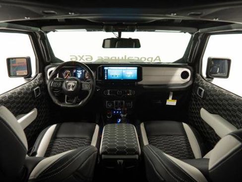 Used 2025 Jeep Gladiator Sport image 2