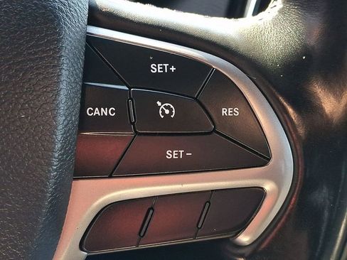 Used 2020 Jeep Grand Cherokee Altitude image 25