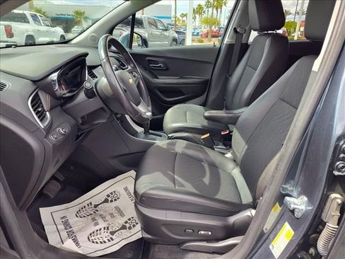 Certified 2022 Chevrolet Trax LT w/ LT Convenience Package image 6