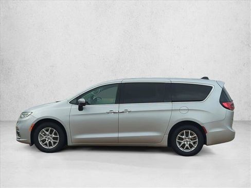 Used 2023 Chrysler Pacifica Touring-L FWD image 9