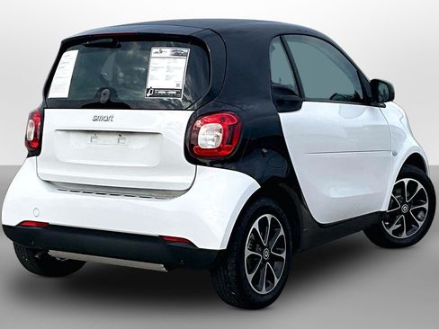 Used 2016 smart fortwo passion RWD image 11