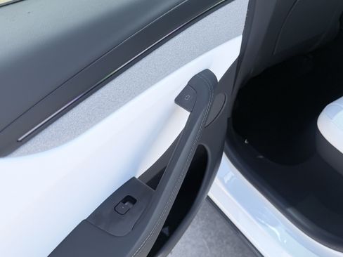 Used 2026 Tesla Model Y 2WD image 31