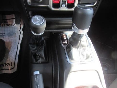 Used 2025 Jeep Gladiator Sport image 28