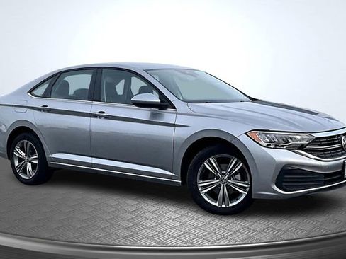 Used 2024 Volkswagen Jetta SE image 3