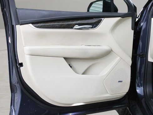 Used 2019 Cadillac XT5 FWD image 16