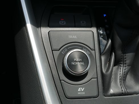 Used 2024 Toyota RAV4 LE AWD/4WD image 28