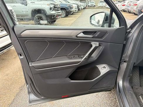 Used 2024 Volkswagen Tiguan SE w/ Panoramic Sunroof Package FWD image 25