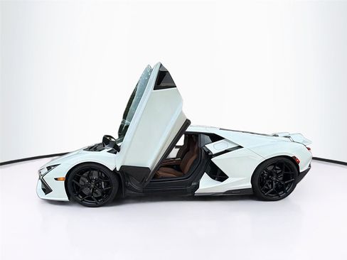 Used 2024 Lamborghini Revuelto image 36