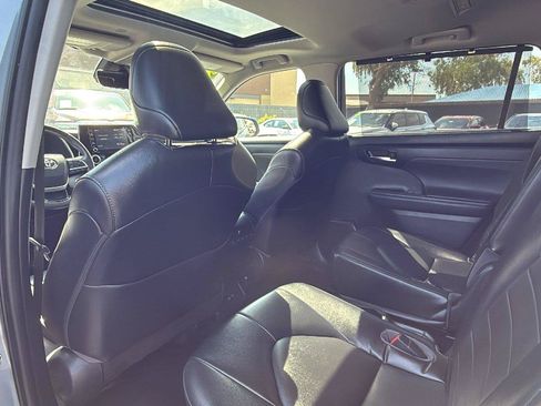 Used 2022 Toyota Highlander XLE FWD image 22
