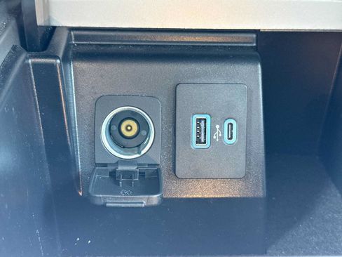 Used 2023 Ford Explorer XLT w/ Equipment Group 202A AWD/4WD image 31