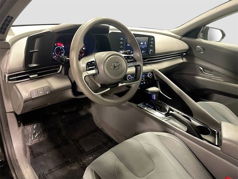 Used 2022 Hyundai Elantra SEL image 9