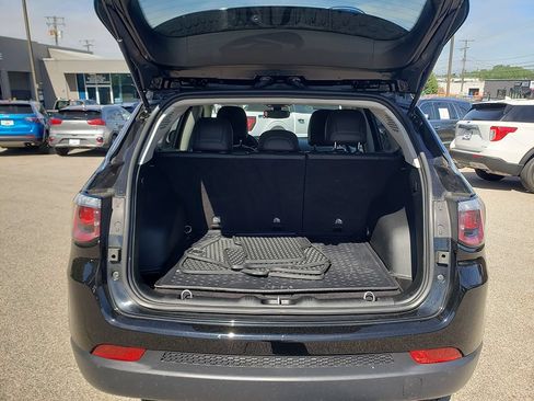 Used 2019 Jeep Compass Latitude w/ Cold Weather Group AWD/4WD image 16