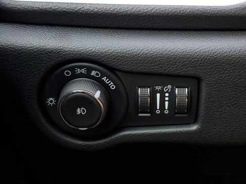 Used 2025 Chrysler Pacifica Select image 30