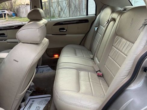 Used 2001 Lincoln Town Car Signature image 12