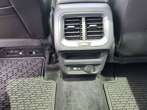 Used 2024 Volkswagen Tiguan SE w/ Panoramic Sunroof Package FWD image 17