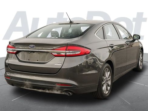 Used 2017 Ford Fusion SE w/ Fusion SE Technology Package image 3