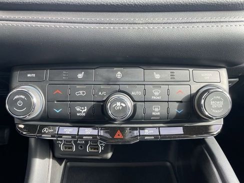 Used 2024 Dodge Durango SXT w/ 3rd Row Seating Group image 18