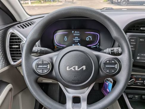 Certified 2025 Kia Soul LX w/ LX Technology Package FWD image 27