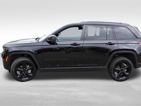 Used 2025 Jeep Grand Cherokee Limited w/ Black Appearance Package AWD/4WD image 9