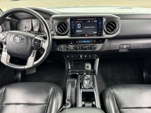 Used 2018 Toyota Tacoma TRD Off-Road AWD/4WD image 16