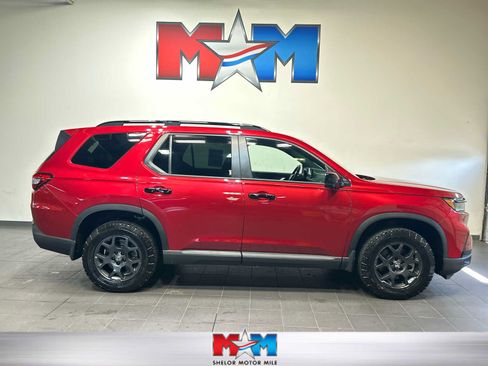 Used 2025 Honda Pilot TrailSport image 1