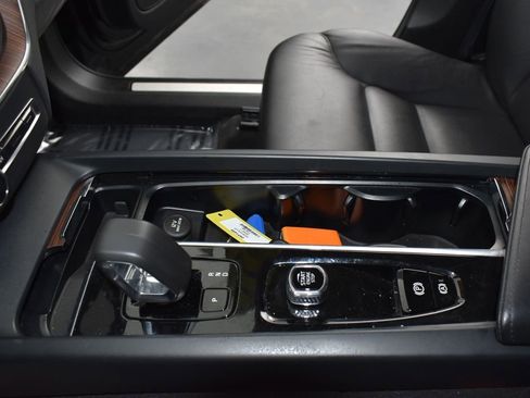 Used 2024 Volvo XC60 B5 Plus image 27