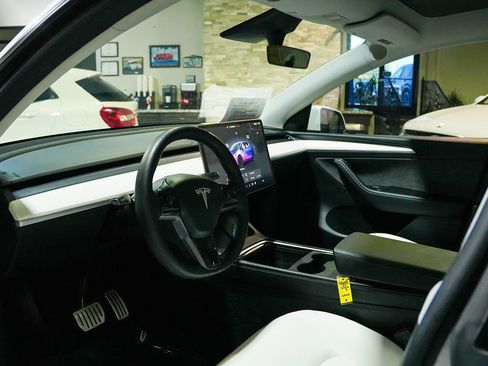 Used 2023 Tesla Model Y Performance AWD/4WD image 9