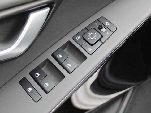 New 2025 Kia Niro EX image 18