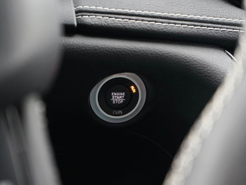 Used 2025 Chrysler Pacifica Limited image 25