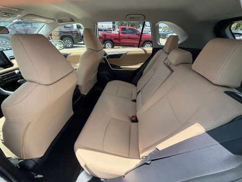 Used 2019 Toyota RAV4 LE FWD image 11