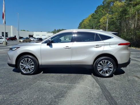 Used 2024 Toyota Venza XLE image 3