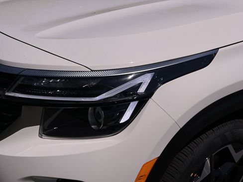 New 2026 Kia Seltos S FWD image 19