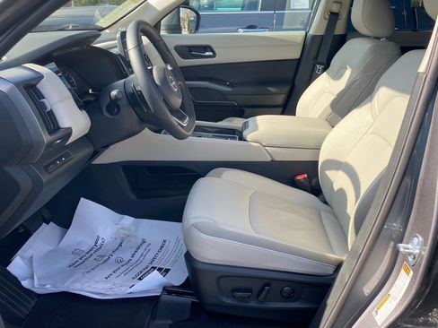 Used 2025 Nissan Pathfinder SL w/ SL Premium Package image 5