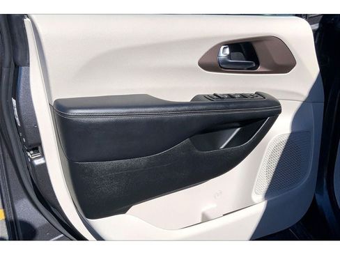 Used 2022 Chrysler Voyager LX FWD image 24