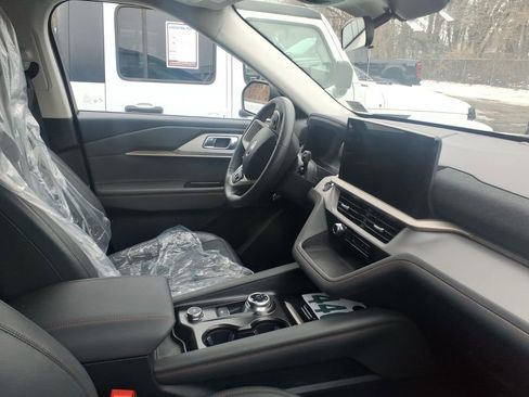 Used 2025 Ford Explorer Active w/ Active Comfort Package image 8