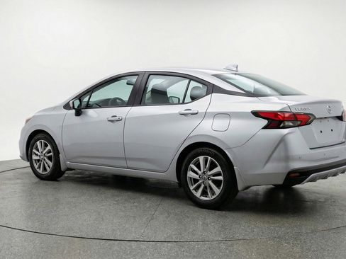 Used 2025 Nissan Versa SV image 6