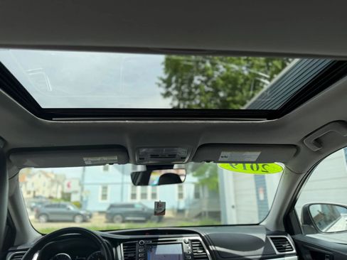 Used 2019 Toyota Highlander XLE AWD/4WD image 34